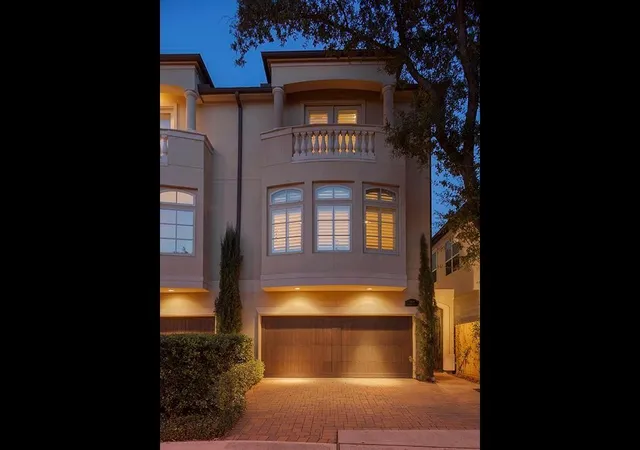 Photo 3 of Townhouse for sale at 2419 Driscoll St, Houston, TX 77019 | MLS# 94762020 | Listing updated on 2026-09-16