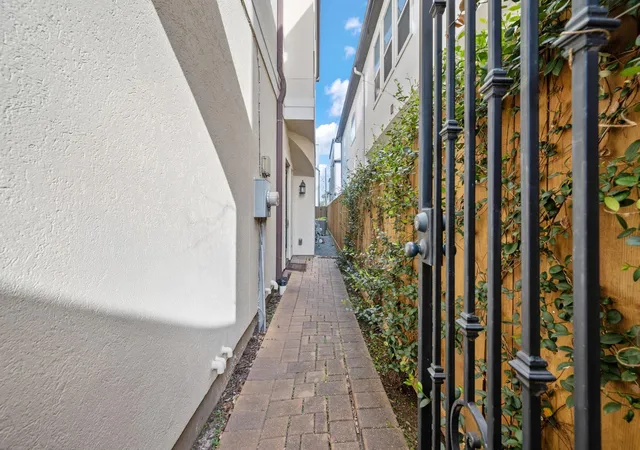 Photo 3 of Townhouse for sale at 2419 Driscoll St, Houston, TX 77019 | MLS# 94762020 | Listing updated on 2026-09-16