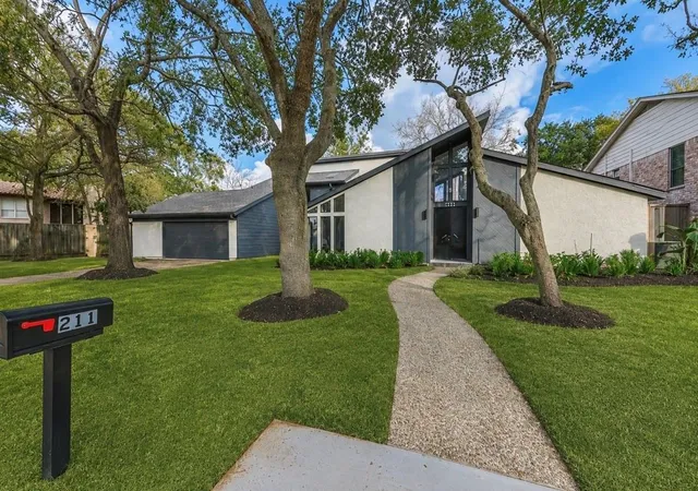 Photo 1 of Single family home for sale at 211 Big Holw Ln, Houston, TX 77042 | MLS# 48692741 | Listing updated on 2026-08-18