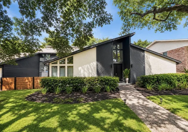 Photo 2 of Single family home for sale at 211 Big Holw Ln, Houston, TX 77042 | MLS# 48692741 | Listing updated on 2026-08-18