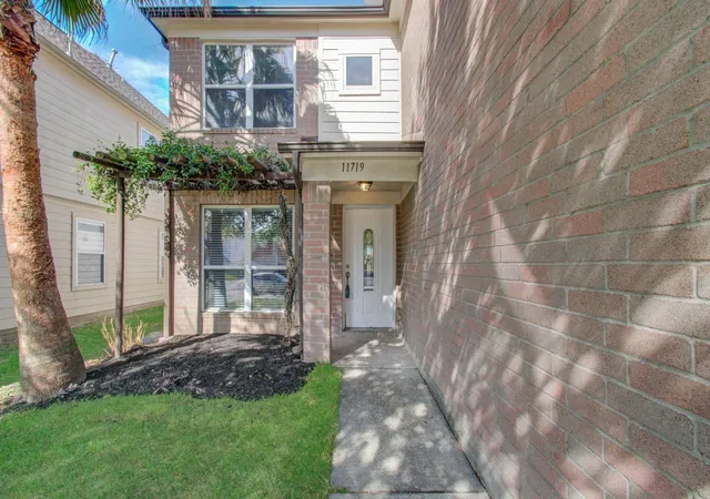 Photo 3 of Single family home for sale at 11719 Cabot Hill St, Houston, TX 77044 | MLS# 42973251 | Listing updated on 2026-08-30
