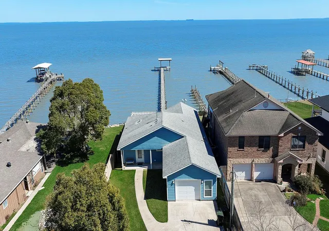 Homes for sale in Bacliff, TX | 3723 Bayshore Dr, Bacliff, TX 77518 | MLS# 17248918