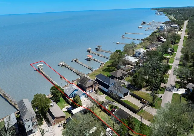 Homes for sale in Bacliff, TX | 3723 Bayshore Dr, Bacliff, TX 77518 | MLS# 17248918