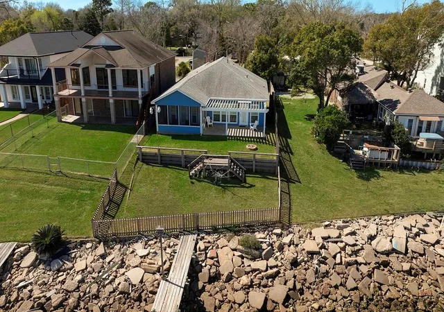 Homes for sale in Bacliff, TX | 3723 Bayshore Dr, Bacliff, TX 77518 | MLS# 17248918