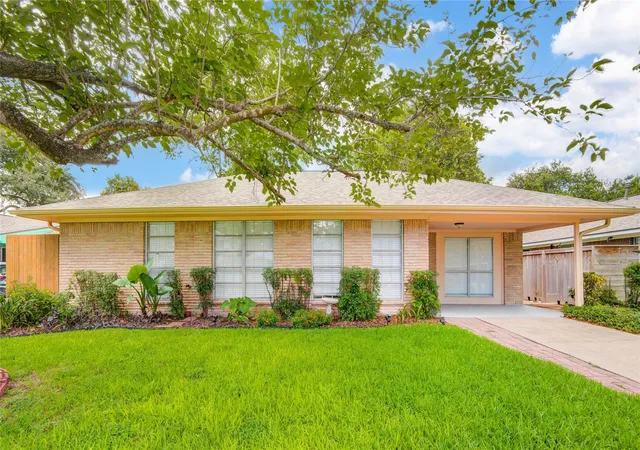 Photo 1 of Single family home for sale at 11206 Cliffwood Dr, Houston, TX 77035 | MLS# 31140513 | Listing updated on 2026-08-04
