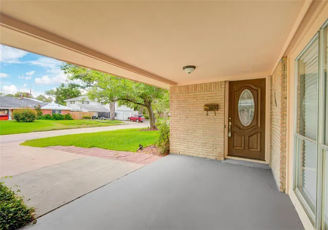 Photo 4 of Single family home for sale at 11206 Cliffwood Dr, Houston, TX 77035 | MLS# 31140513 | Listing updated on 2026-08-04
