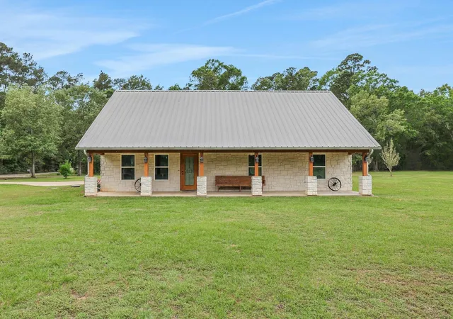 1st image of 413 Barnett Ln, Livingston, TX 77351 | MLS# 5040783