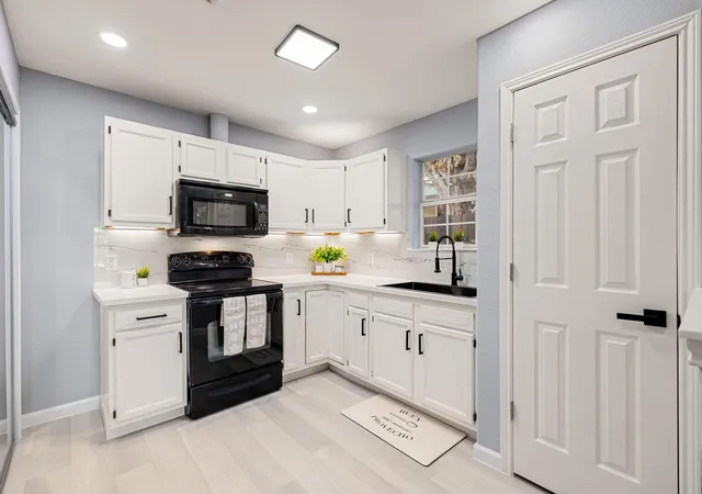 Photo 4 of Multi family home for sale at 305 N Ennis St, Houston, TX 77003 | MLS# 32209391 | Listing updated on 2026-08-20