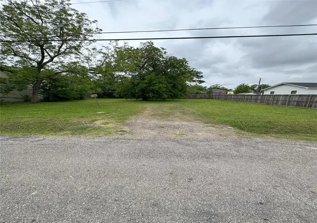 Photo 2 of Land for sale at 920 E 39th Street, Houston, TX 77022 | MLS# 31502784 | Listing updated on 2026-08-24