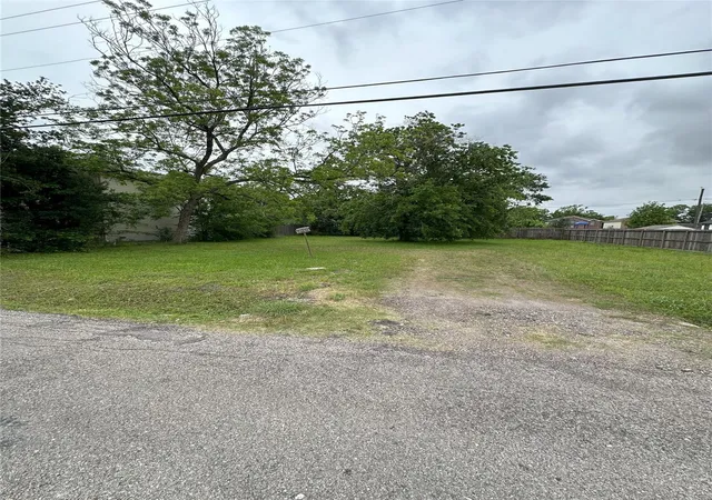 Photo 3 of Land for sale at 920 E 39th Street, Houston, TX 77022 | MLS# 31502784 | Listing updated on 2026-08-24