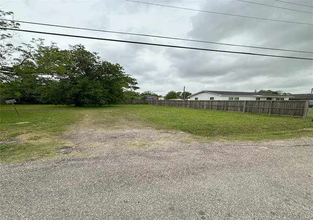 Photo 3 of Land for sale at 920 E 39th Street, Houston, TX 77022 | MLS# 31502784 | Listing updated on 2026-08-24