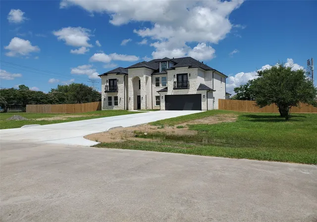 4th image of 1714 Mackey Dr, Dickinson, TX 77539 | MLS# 29630593