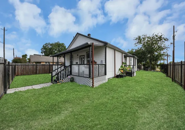 Photo 2 of Single family home for sale at 623 Medina St, Houston, TX 77012 | MLS# 13525592 | Listing updated on 2026-08-29
