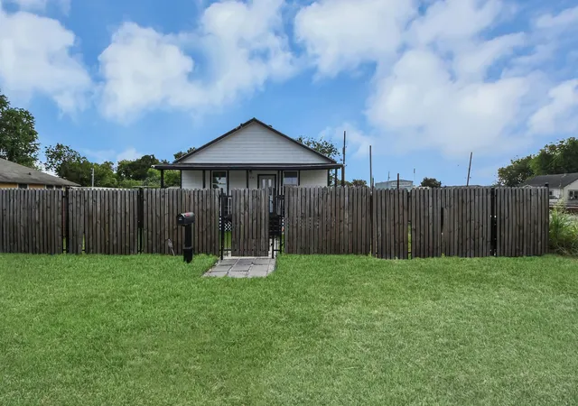 Photo 3 of Single family home for sale at 623 Medina St, Houston, TX 77012 | MLS# 13525592 | Listing updated on 2026-08-29