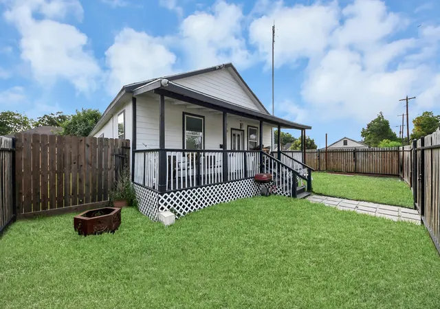 Photo 3 of Single family home for sale at 623 Medina St, Houston, TX 77012 | MLS# 13525592 | Listing updated on 2026-08-29