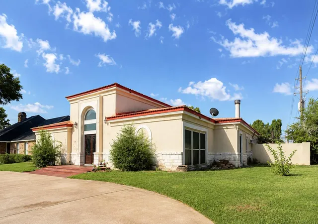 Photo 3 of Single family home for sale at 601 Westview Ter Dr, Sealy, TX 77474 | MLS# 22284174 | Listing updated on 2026-08-18