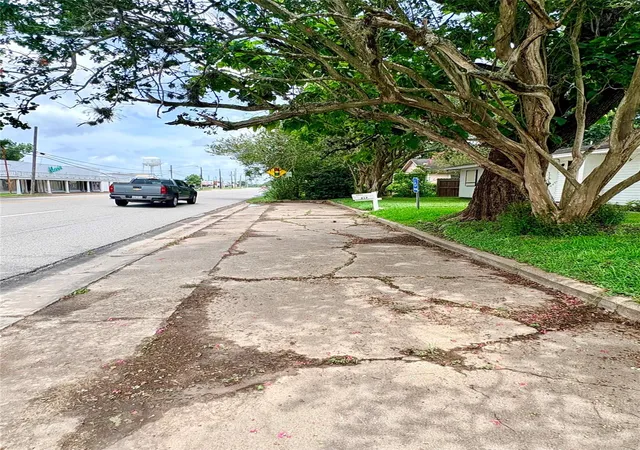 2nd image of 217 S 17th St, West Columbia, TX 77486 | MLS# 81424608