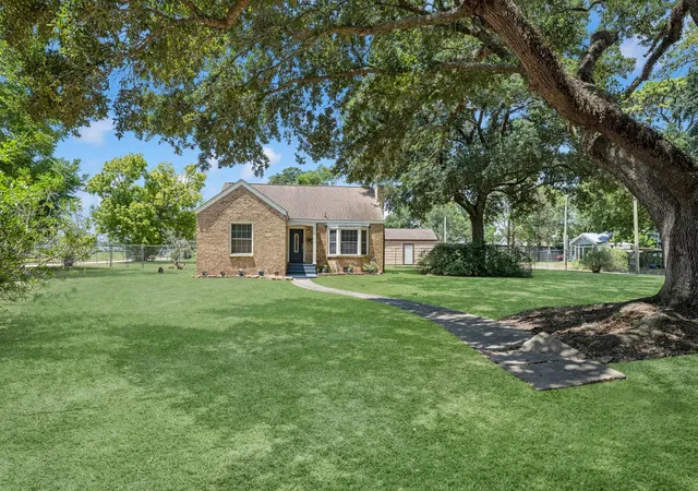 Photo 3 of Single family home for sale at 405 Missouri St, Liberty, TX 77575 | MLS# 92433520 | Listing updated on 2026-09-22