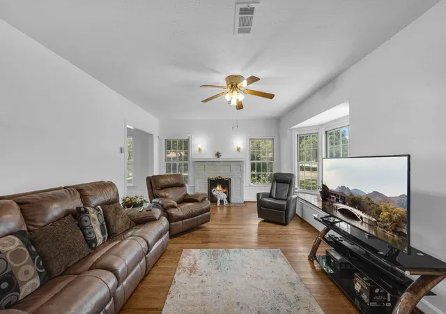 Photo 4 of Single family home for sale at 405 Missouri St, Liberty, TX 77575 | MLS# 92433520 | Listing updated on 2026-09-22