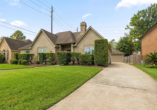 Photo 2 of Sale Pending at 19611 Atasca Oaks Dr, Humble, TX 77346 | MLS# 26816301 | Listing updated on 2026-09-04