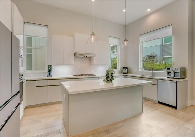 Photo 3 of Single family home for sale at 9820 Mocking Bird Hl Ln, Houston, TX 77080 | MLS# 24816333 | Listing updated on 2026-09-06