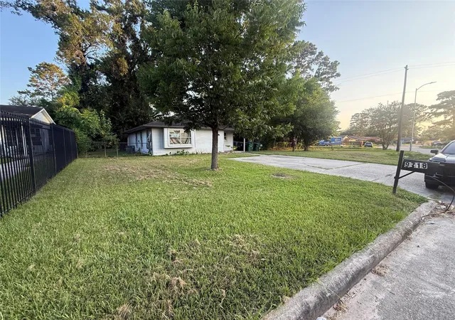 Photo 3 of Single family home for sale at 9318 Sterlingshire St, Houston, TX 77078 | MLS# 12486194 | Listing updated on 2026-09-28