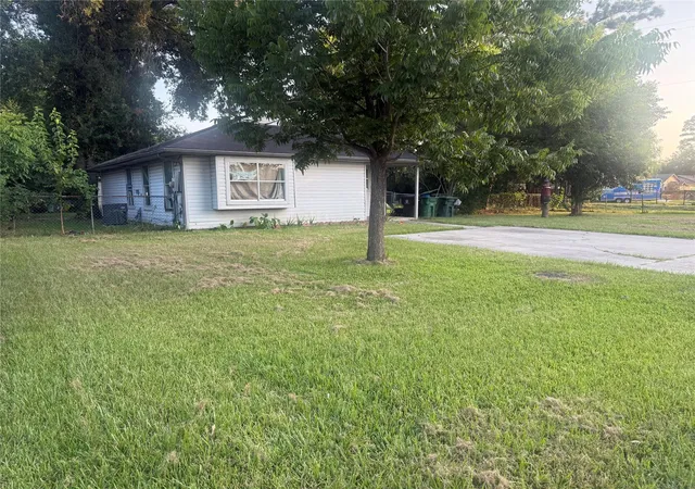 Photo 4 of Single family home for sale at 9318 Sterlingshire St, Houston, TX 77078 | MLS# 12486194 | Listing updated on 2026-09-28