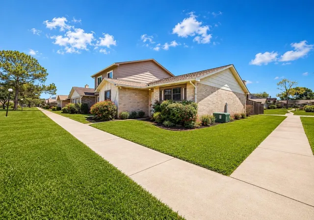 Photo 2 of Townhouse for sale at 6517 S Briar Byp Dr, Houston, TX 77072 | MLS# 26323046 | Listing updated on 2026-08-19