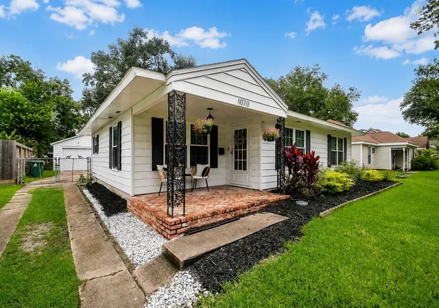 Photo 1 of Sale Pending at 1070 W 43rd Street, Houston, TX 77018 | MLS# 77039978 | Listing updated on 2026-08-31