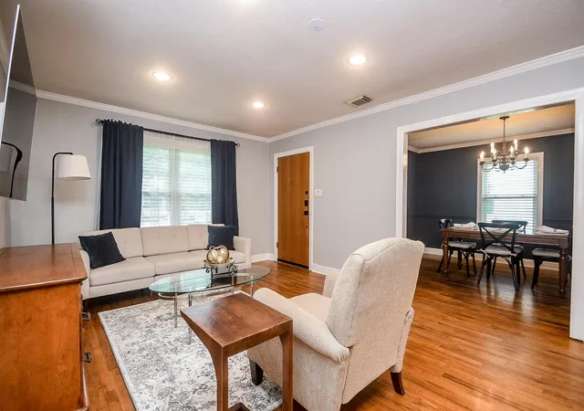 Photo 3 of Sale Pending at 1070 W 43rd Street, Houston, TX 77018 | MLS# 77039978 | Listing updated on 2026-08-31