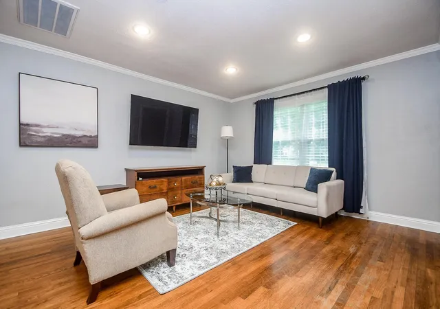 Photo 3 of Sale Pending at 1070 W 43rd Street, Houston, TX 77018 | MLS# 77039978 | Listing updated on 2026-08-31