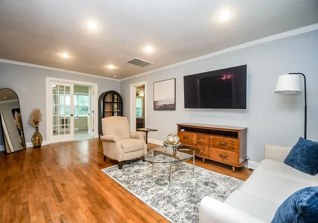 Photo 4 of Sale Pending at 1070 W 43rd Street, Houston, TX 77018 | MLS# 77039978 | Listing updated on 2026-08-31