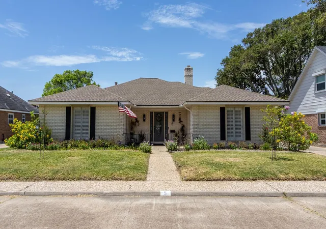 Photo 1 of Single family home for sale at 5 Colony Park Cir, Galveston, TX 77551 | MLS# 64841905 | Listing updated on 2026-09-20