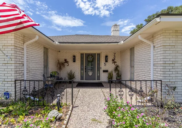 Photo 2 of Single family home for sale at 5 Colony Park Cir, Galveston, TX 77551 | MLS# 64841905 | Listing updated on 2026-09-20