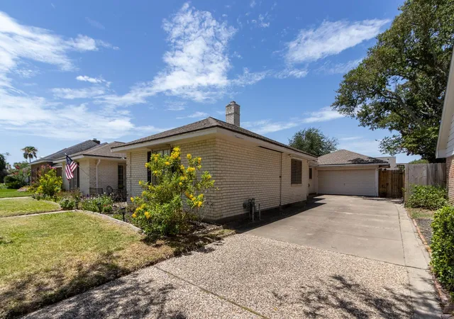 Photo 3 of Single family home for sale at 5 Colony Park Cir, Galveston, TX 77551 | MLS# 64841905 | Listing updated on 2026-09-20