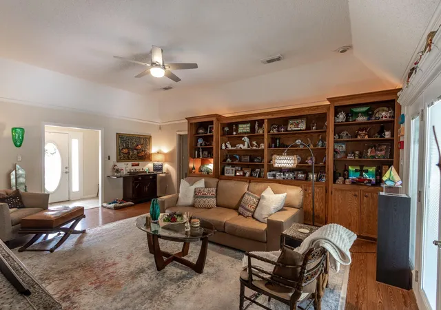 Photo 4 of Single family home for sale at 5 Colony Park Cir, Galveston, TX 77551 | MLS# 64841905 | Listing updated on 2026-09-20