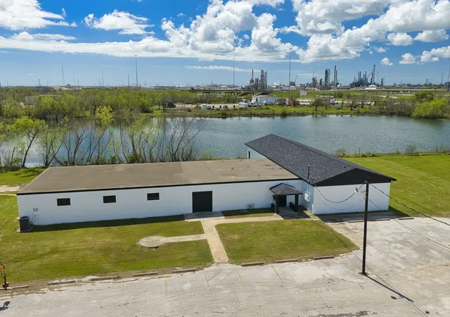 5th image of 238 Johnson Cook Rd, Clute, TX 77531 | MLS# 48156639