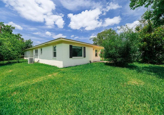 36th image of 402 S Blackwell St, La Porte, TX 77571 | MLS# 5821617
