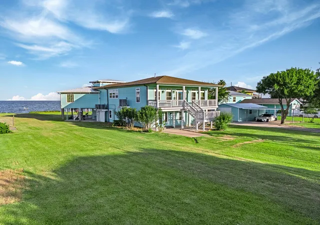 Photo 3 of Mansion for sale at 815 5th St, Dickinson, TX 77539 | MLS# 58422164 | Listing updated on 2026-08-27