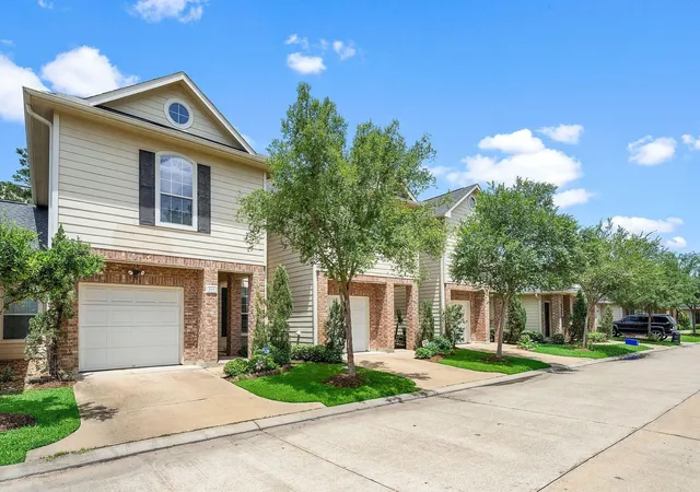 2nd image of 816 Sterling Creek Cir, Katy, TX 77450 | MLS# 79325618