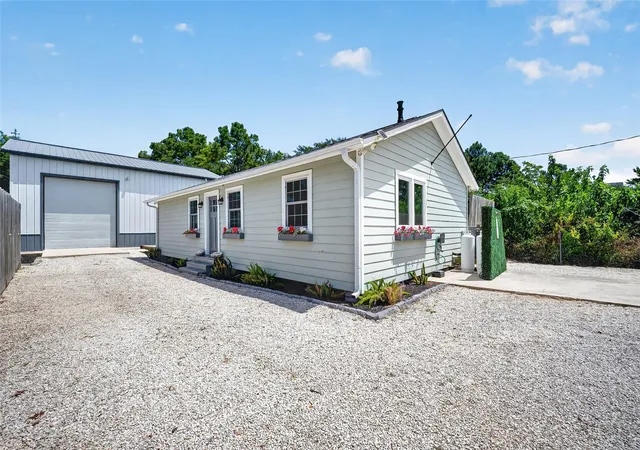 Photo 1 of Single family home for sale at 1090 A Williams Ln, Kemah, TX 77565 | MLS# 70241584 | Listing updated on 2026-08-29