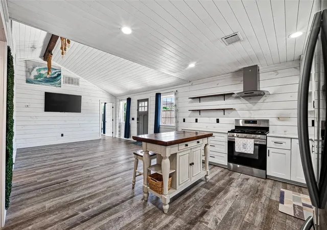 Photo 4 of Single family home for sale at 1090 A Williams Ln, Kemah, TX 77565 | MLS# 70241584 | Listing updated on 2026-08-29