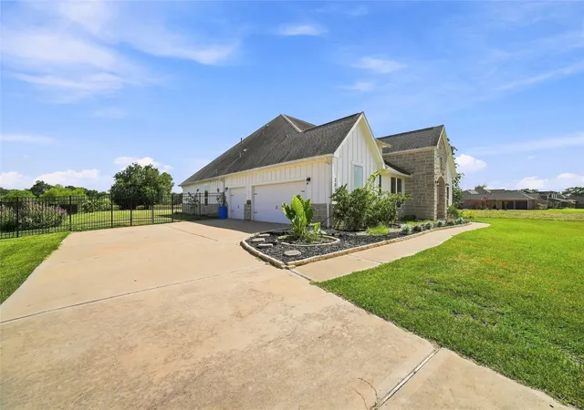 Photo 3 of Single family home for sale at 203 Cavalry Trail Dr, Rosharon, TX 77583 | MLS# 50442356 | Listing updated on 2026-09-08