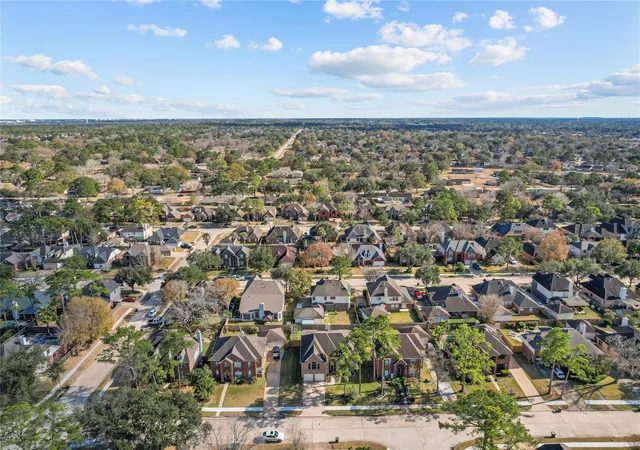 2nd image of 2405 Evergreen Dr, Pearland, TX 77581 | MLS# 93668342