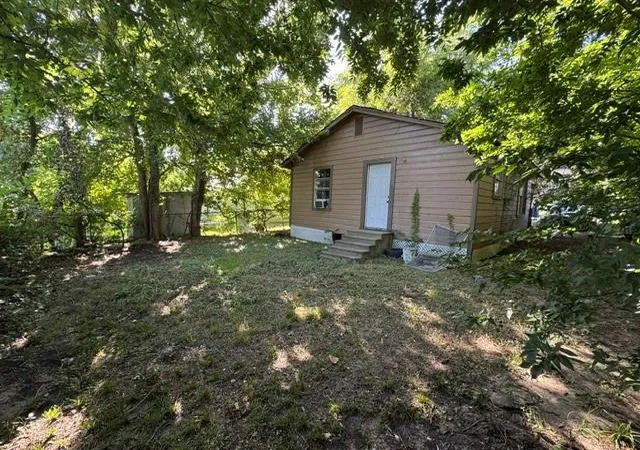 Photo 3 of Single family home for sale at 305 Liberty St, Brenham, TX 77833 | MLS# 73322010 | Listing updated on 2026-07-28