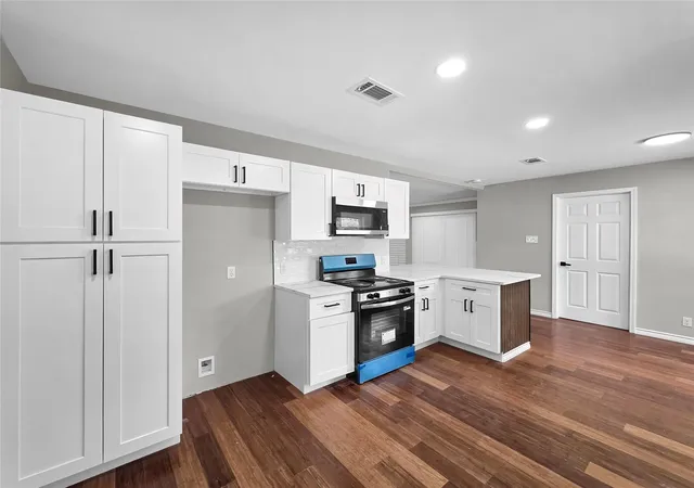 3rd image of 13595 Leaning Oaks Dr, Beaumont, TX 77713 | MLS# 84259485