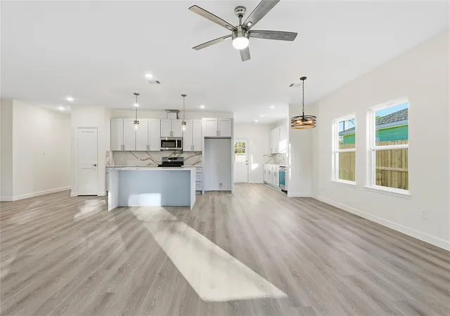 4th image of 2315 Cedar St, Pearland, TX 77581 | MLS# 29490413