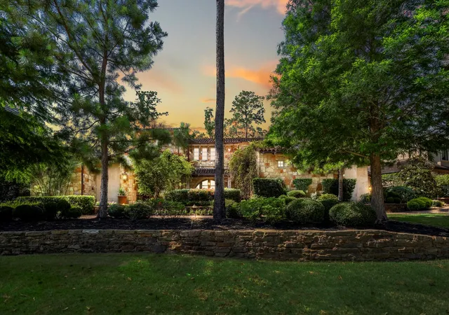 Photo 2 of Sale Pending at 15 N Badger Lodge Cir, Spring, TX 77389 | MLS# 72195488 | Listing updated on 2026-09-09