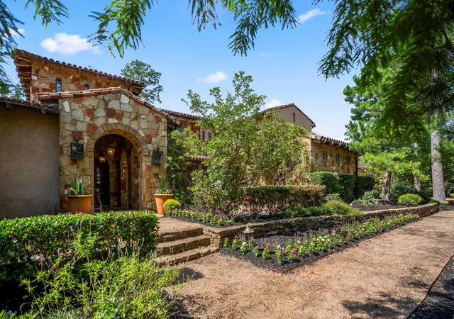 Photo 2 of Sale Pending at 15 N Badger Lodge Cir, Spring, TX 77389 | MLS# 72195488 | Listing updated on 2026-09-09