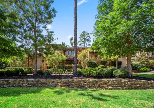 Photo 3 of Sale Pending at 15 N Badger Lodge Cir, Spring, TX 77389 | MLS# 72195488 | Listing updated on 2026-09-09